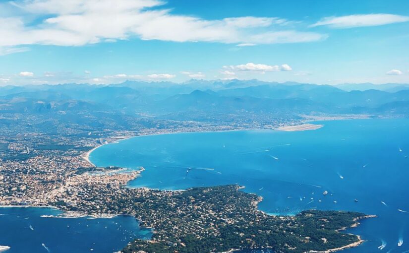 Vue aérienne de Juan-les-pins et Antibes